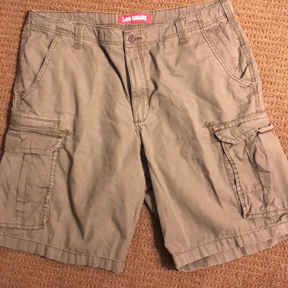 Army green Lee cargo shorts